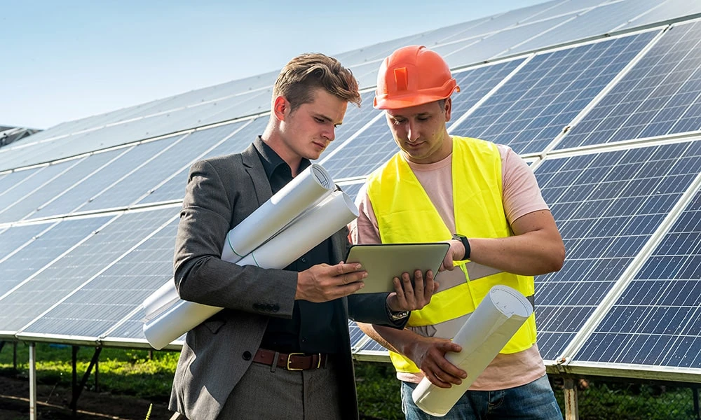10 kW napelem rendszer panel telepítés közben